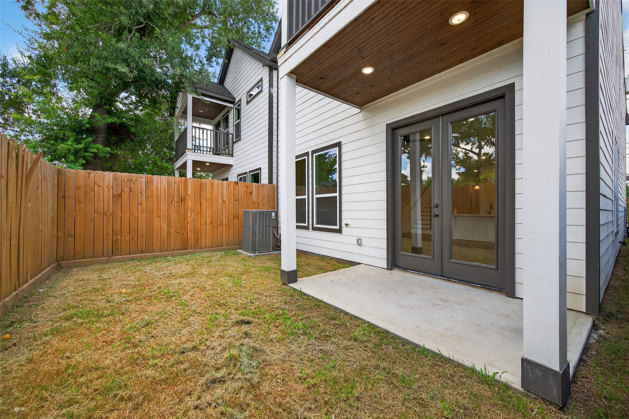 7325 Market Street Houston, TX 77020 - Photo 15 of 47 a view of a house with a outdoor space