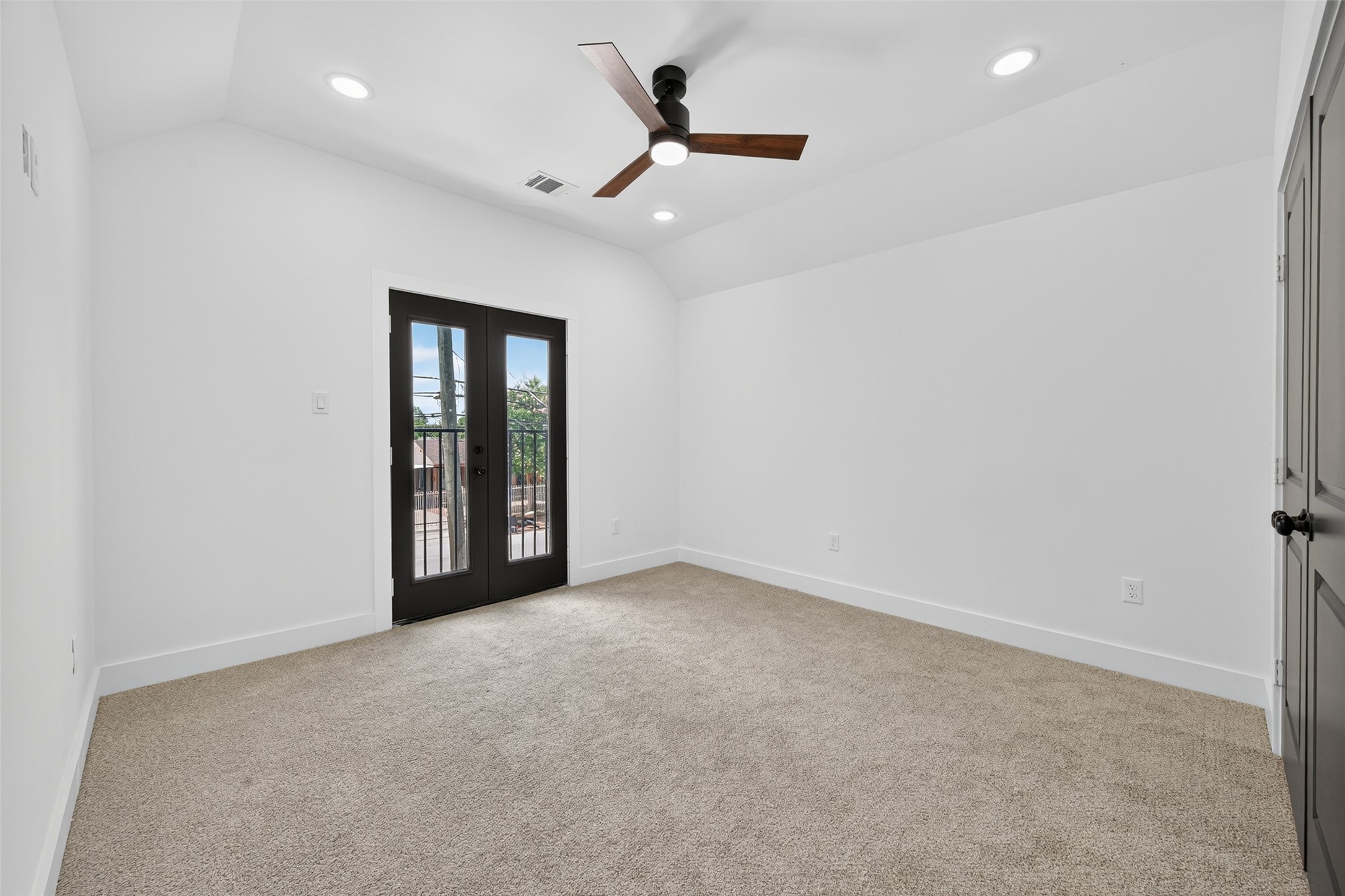 7325 Market Street Houston, TX 77020 - Photo 18 of 47 an empty room with ceiling fan and windows