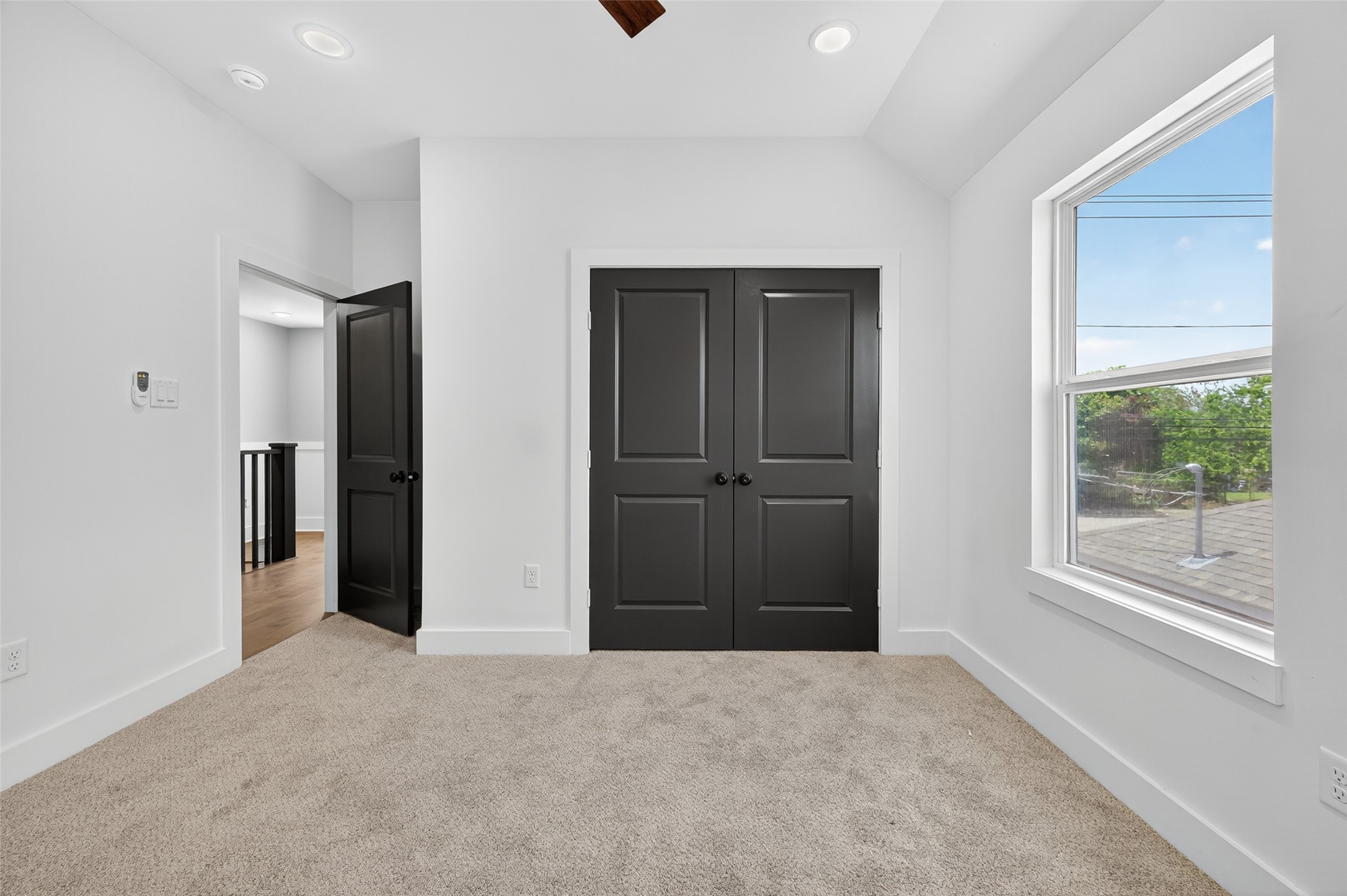 7325 Market Street Houston, TX 77020 - Photo 25 of 47 a view of hallway with windows and chandelier