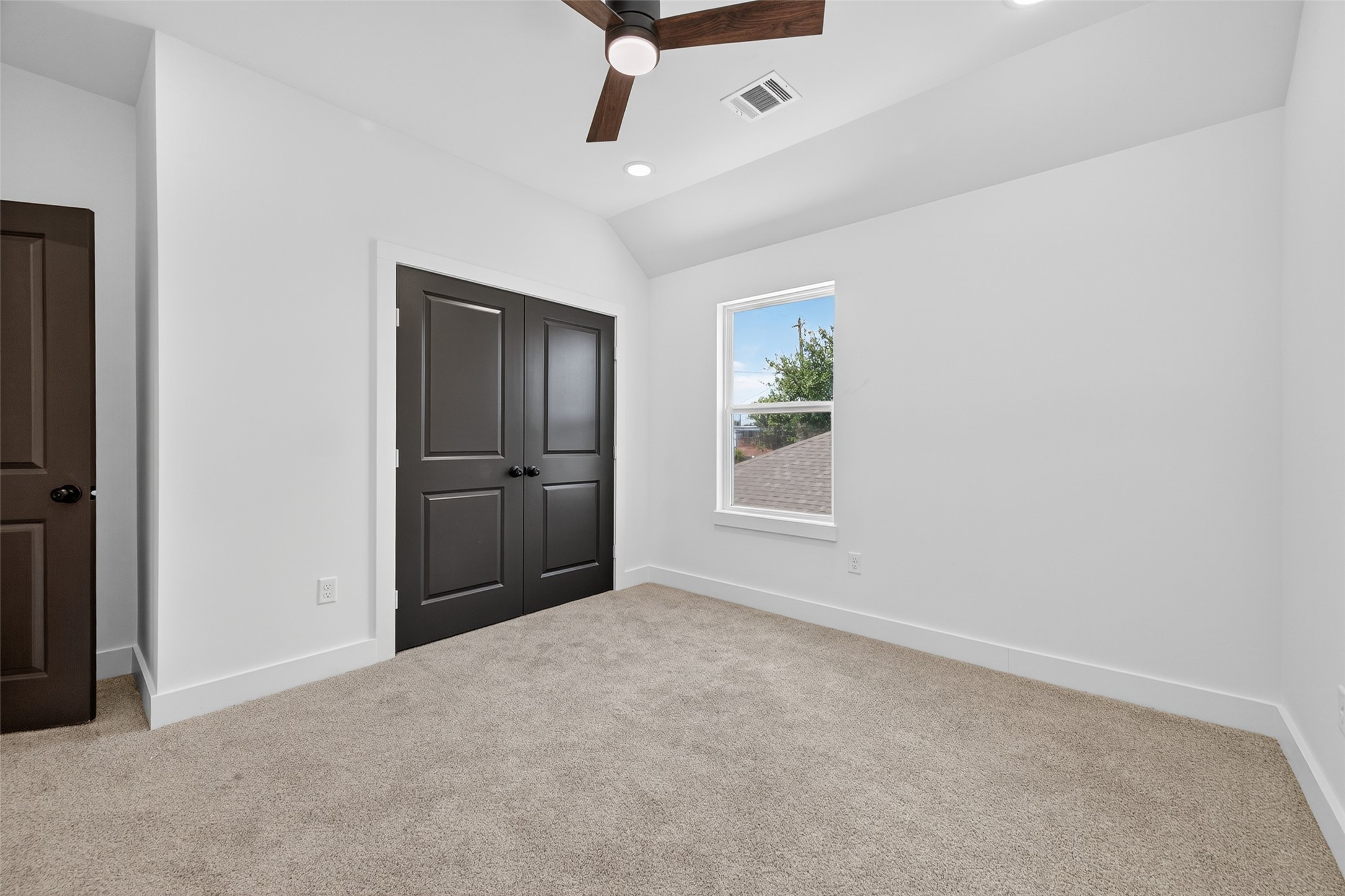 7325 Market Street Houston, TX 77020 - Photo 26 of 47 an empty room with windows and cabinet