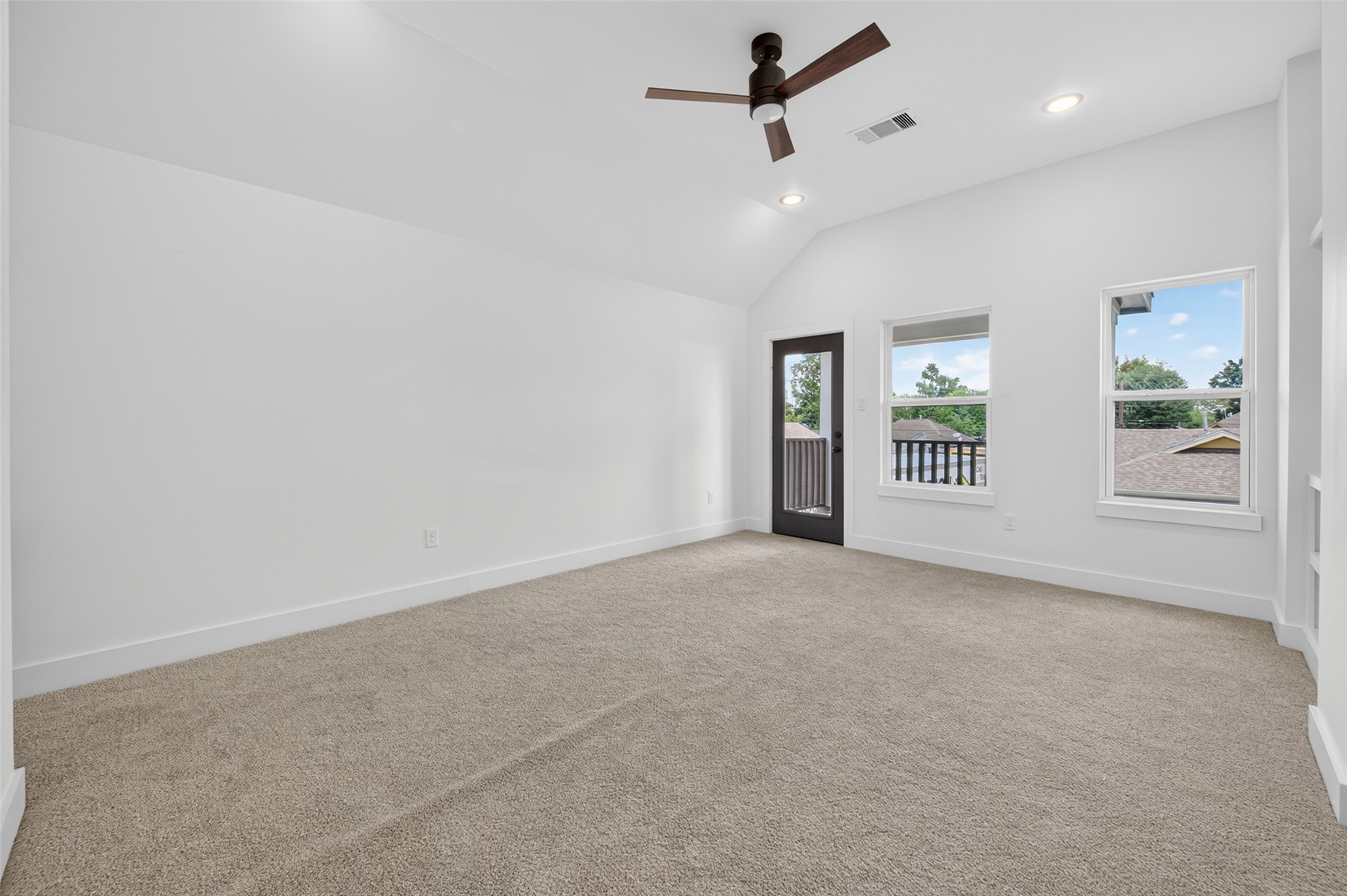 7325 Market Street Houston, TX 77020 - Photo 29 of 47 an empty room with windows and ceiling fan