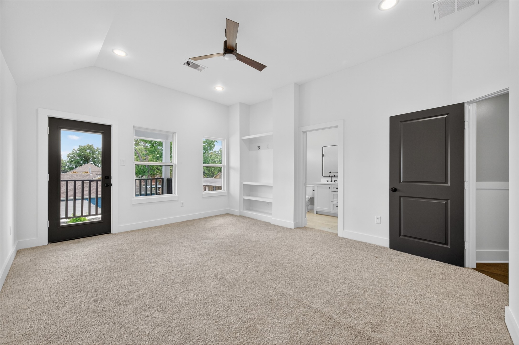 7325 Market Street Houston, TX 77020 - Photo 30 of 47 a view of an empty room with a window