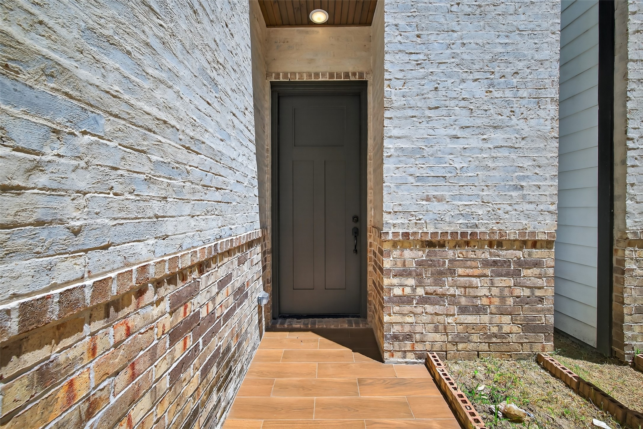 7325 Market Street Houston, TX 77020 - Photo 5 of 47 a brick building with a door and a shower