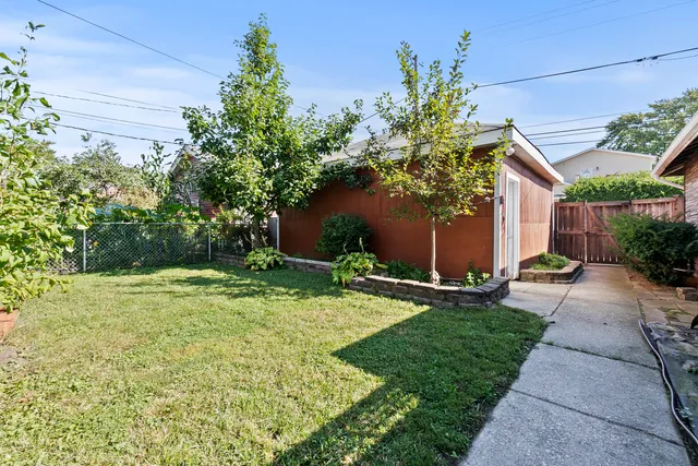 a black and white photo of a living room