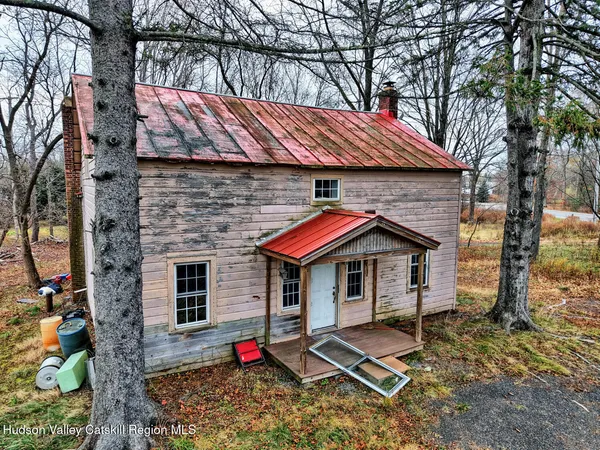 a view of a house with backyard