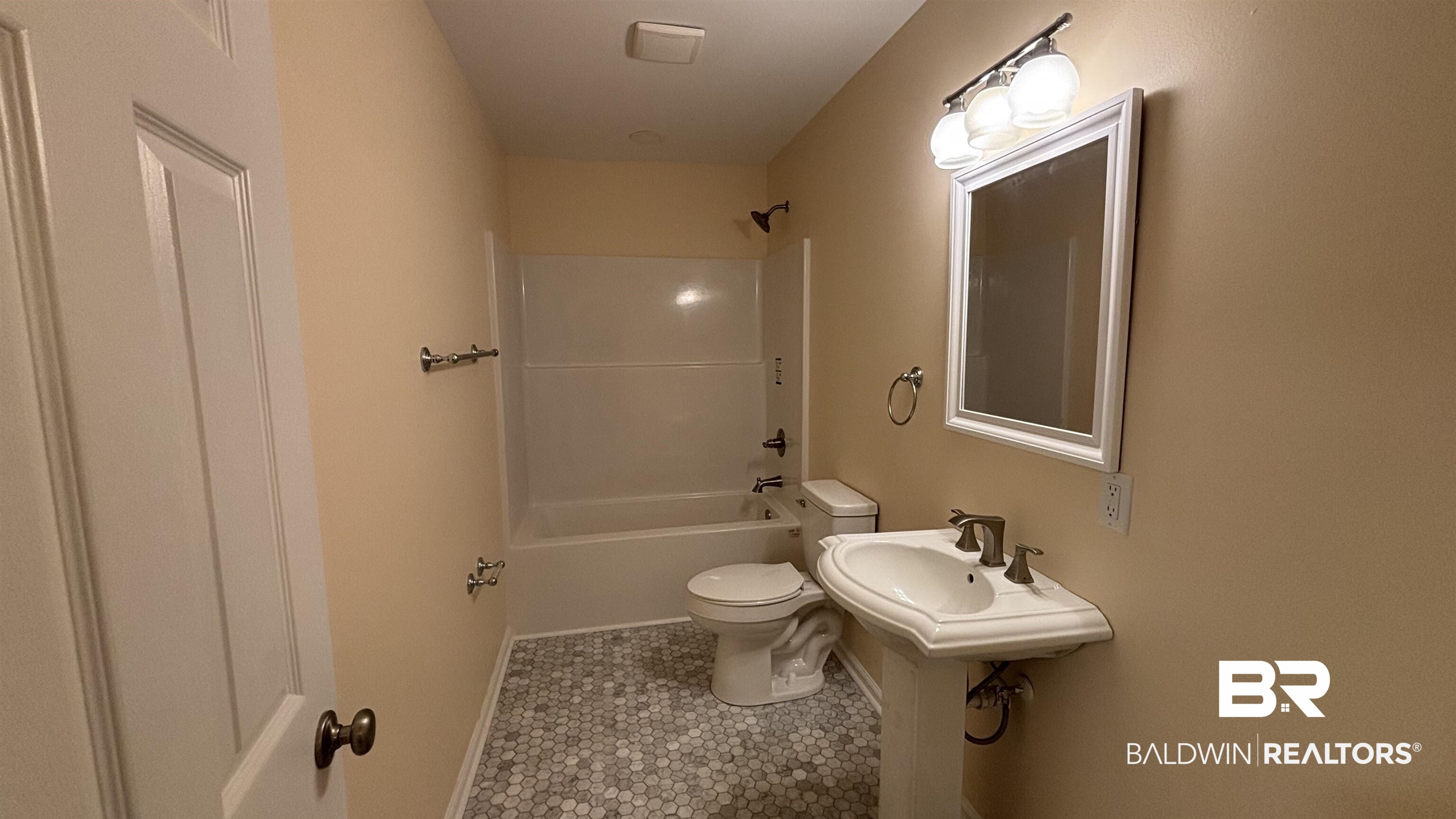 7251 Pinehill Road Daphne, AL 36526 - Photo 7 of 14 Guest Bath