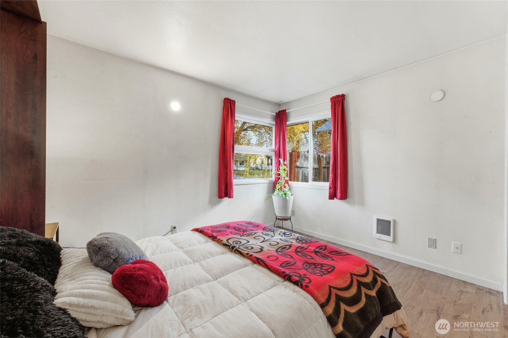 624 Juniper Street Walla Walla, WA 99362 - Photo 14 of 25 a bedroom with a bed and a window