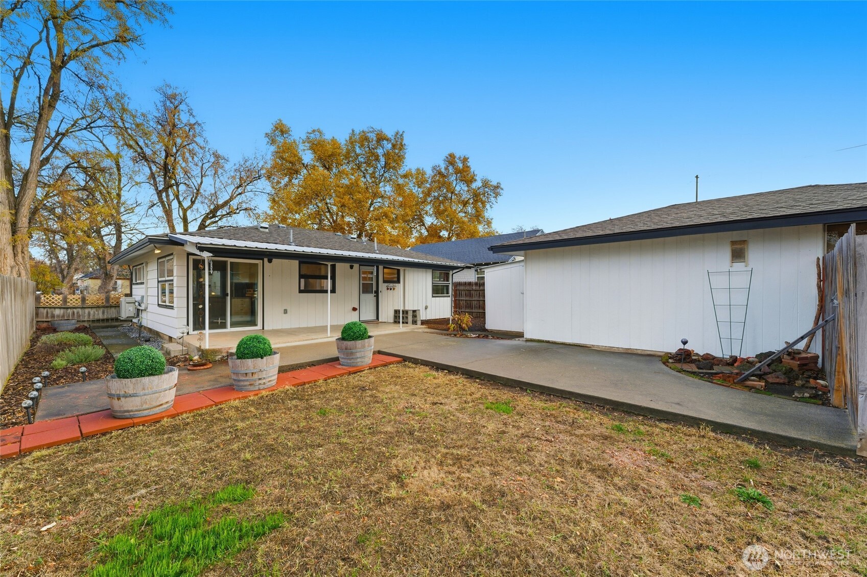 624 Juniper Street Walla Walla, WA 99362 - Photo 17 of 25 a view of a house with backyard and sitting area