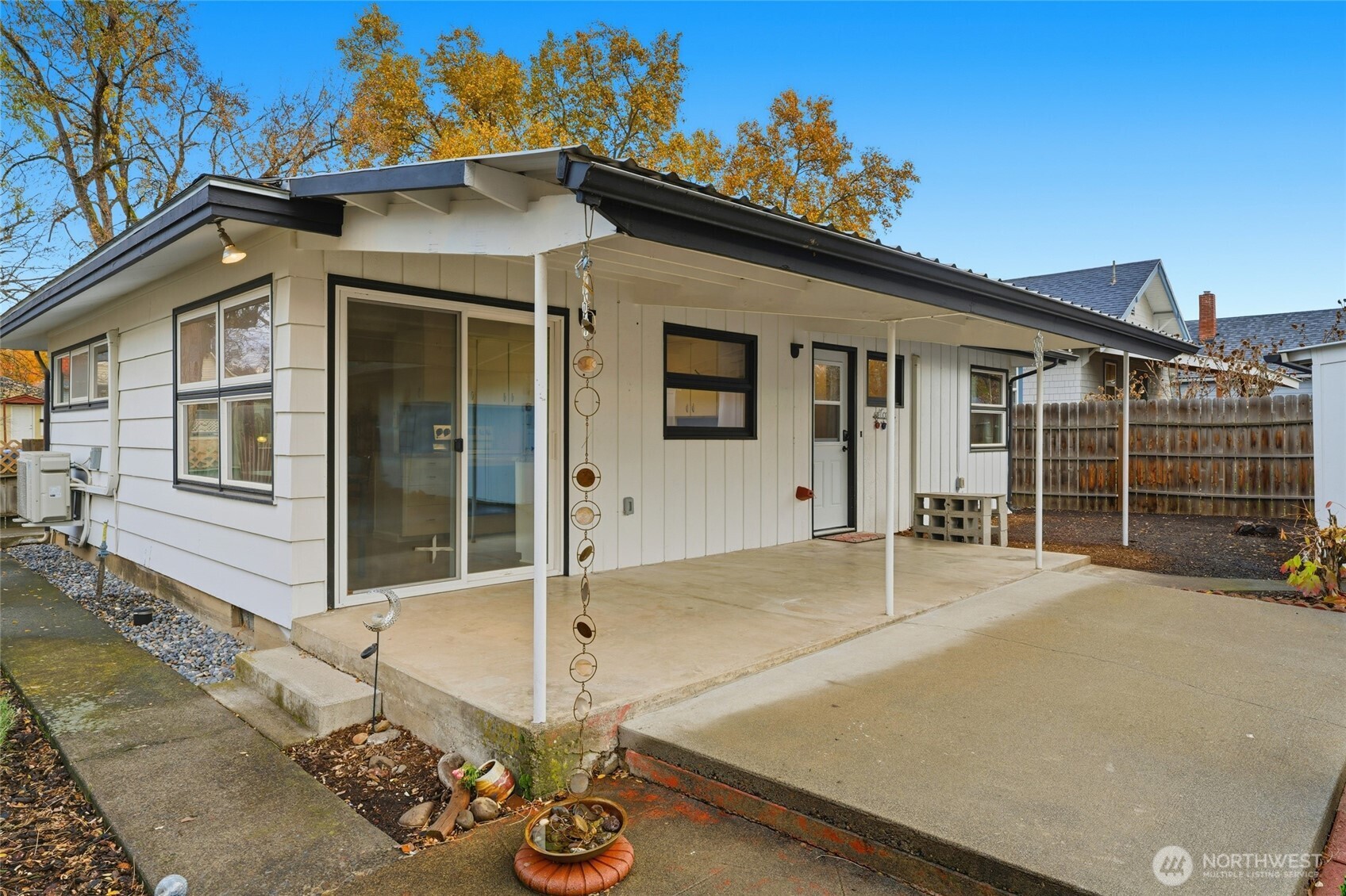 624 Juniper Street Walla Walla, WA 99362 - Photo 19 of 25 a view of a house with tub
