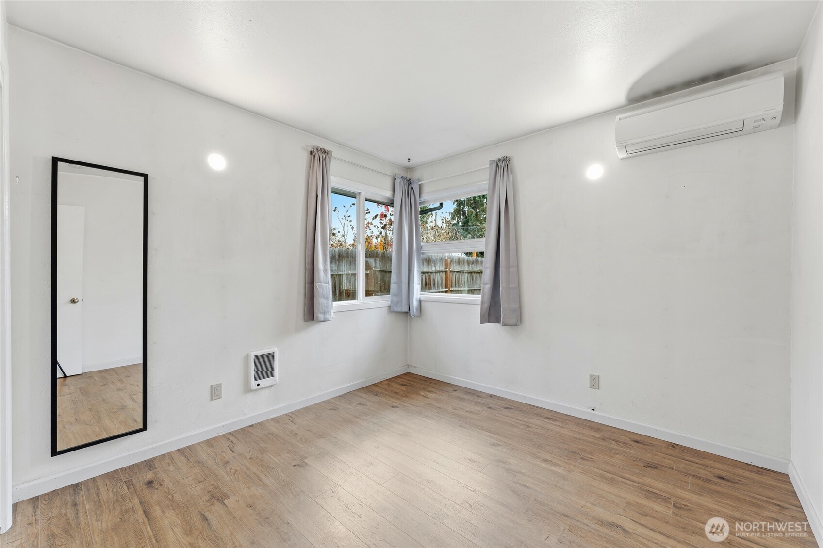 624 Juniper Street Walla Walla, WA 99362 - Photo 10 of 25 an empty room with windows and closet