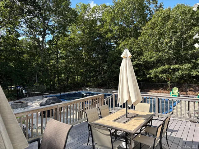 a view of an outdoor space