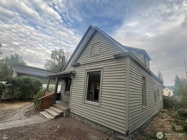 a view of a house with a yard