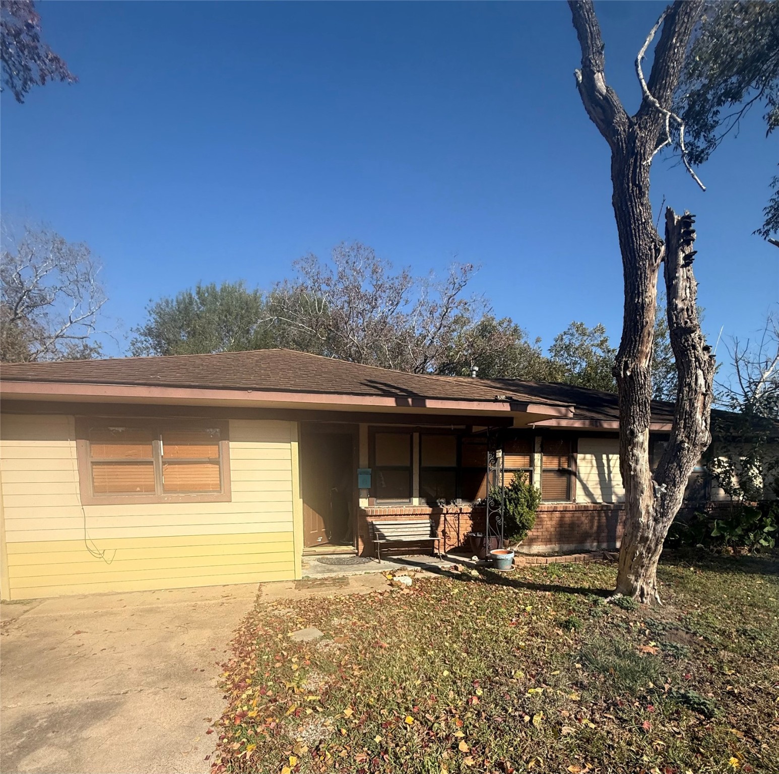 a view of a house with backyard