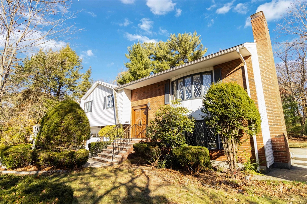 86 Spruce Road Reading, MA 01867 - Photo 3 of 36 Gallery Image 3