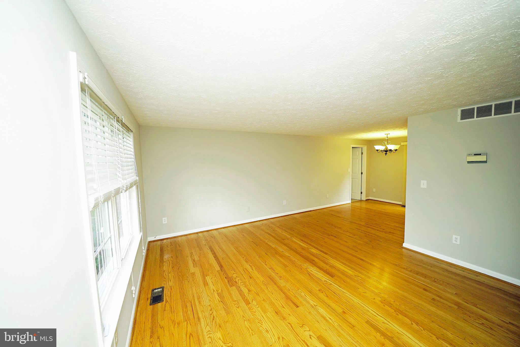 4523 Cub Run Road Chantilly, VA 20151 - Photo 7 of 30 LIVING ROOM 1