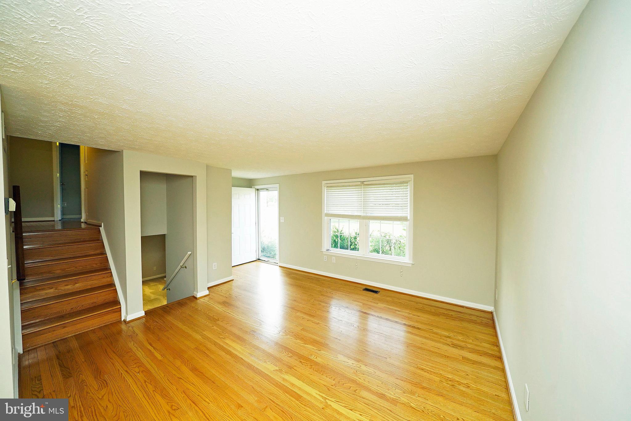 4523 Cub Run Road Chantilly, VA 20151 - Photo 8 of 30 LIVING ROOM 2