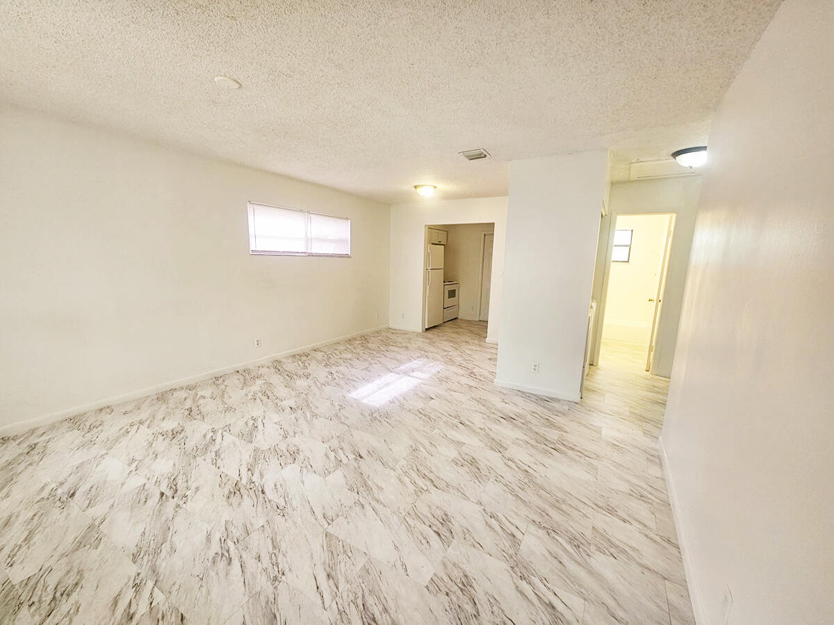 692 Neil Road, Unit 702 West Palm Beach, FL 33415 - Photo 10 of 11 WhatsApp Image 2024-07-12 at 15.59.01 (1