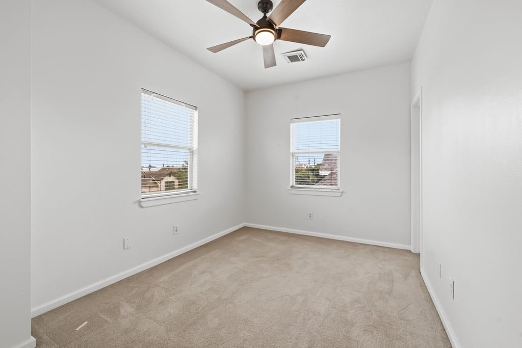 1128 West 26th Street Houston, TX 77008 - Photo 35 of 48 Second bedroom has also it's own full bathroom.