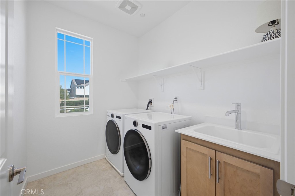 32736 Brunello Way Temecula, CA 92591 - Photo 22 of 75 a utility room with dryer and washer