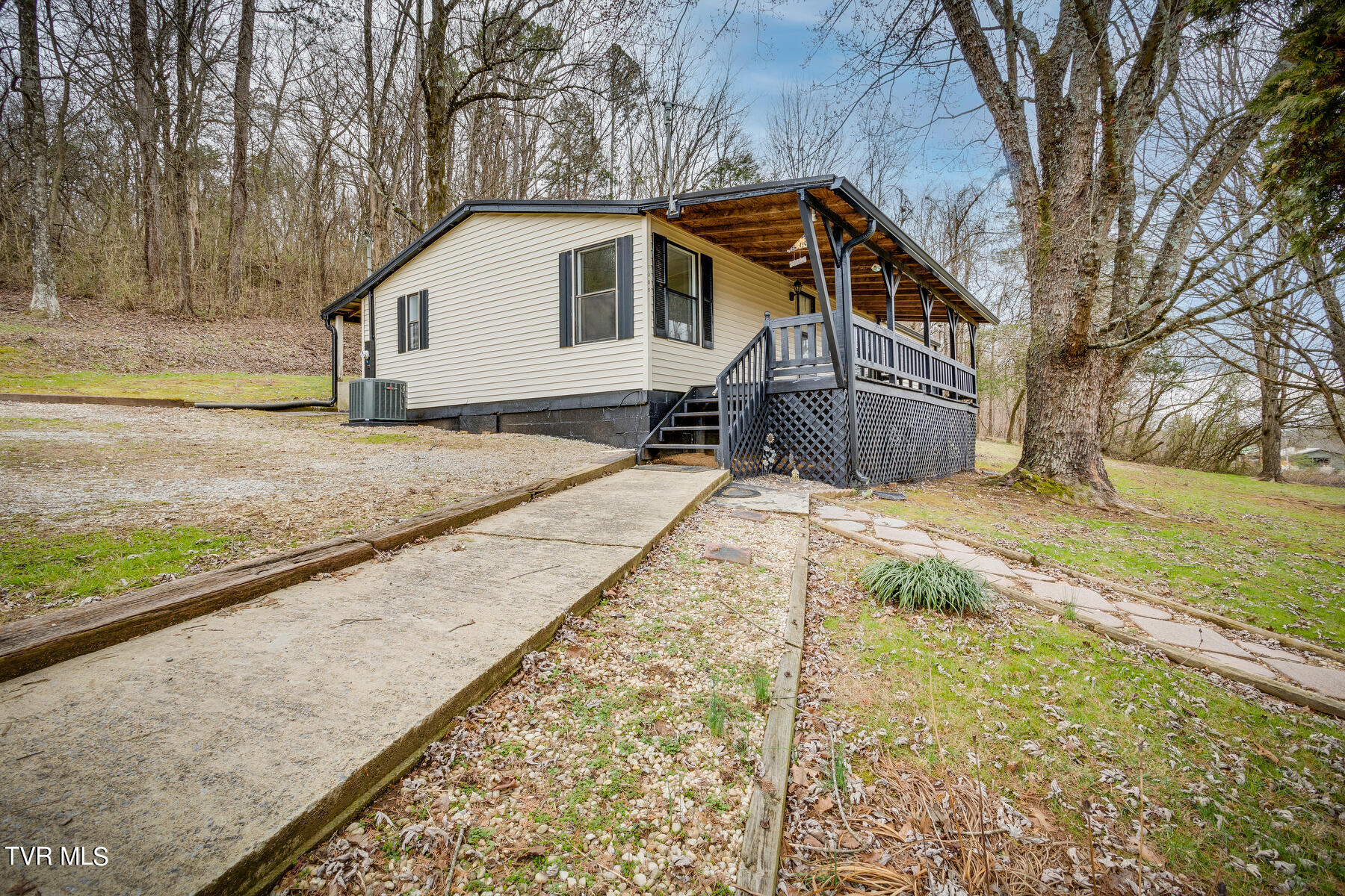 1395 Midway Road Midway, TN 37809 - Photo 1 of 31 002