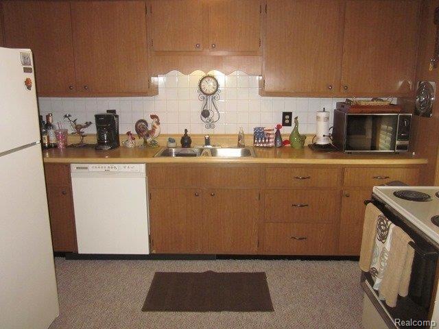 3 KITCHEN.JPG