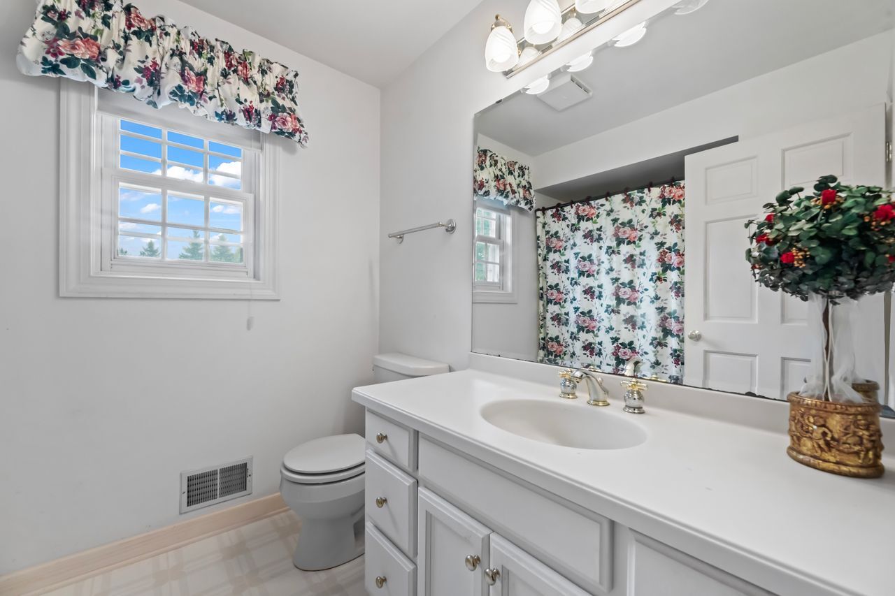 W312N4890 Chapel Ridge Road Merton, WI 53029 - Photo 23 of 30 Upstairs Hall Full Bath