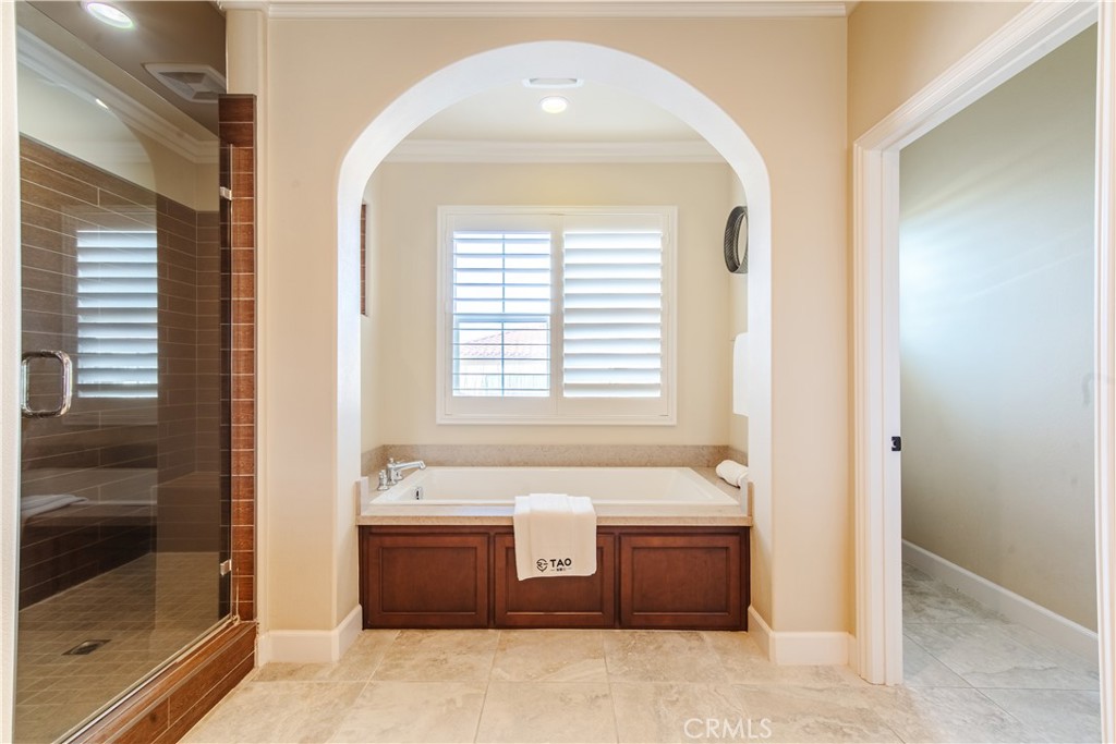 65 Rolling Irvine, CA 92620 - Photo 32 of 54 a spacious bathroom with a tub sink and a mirror