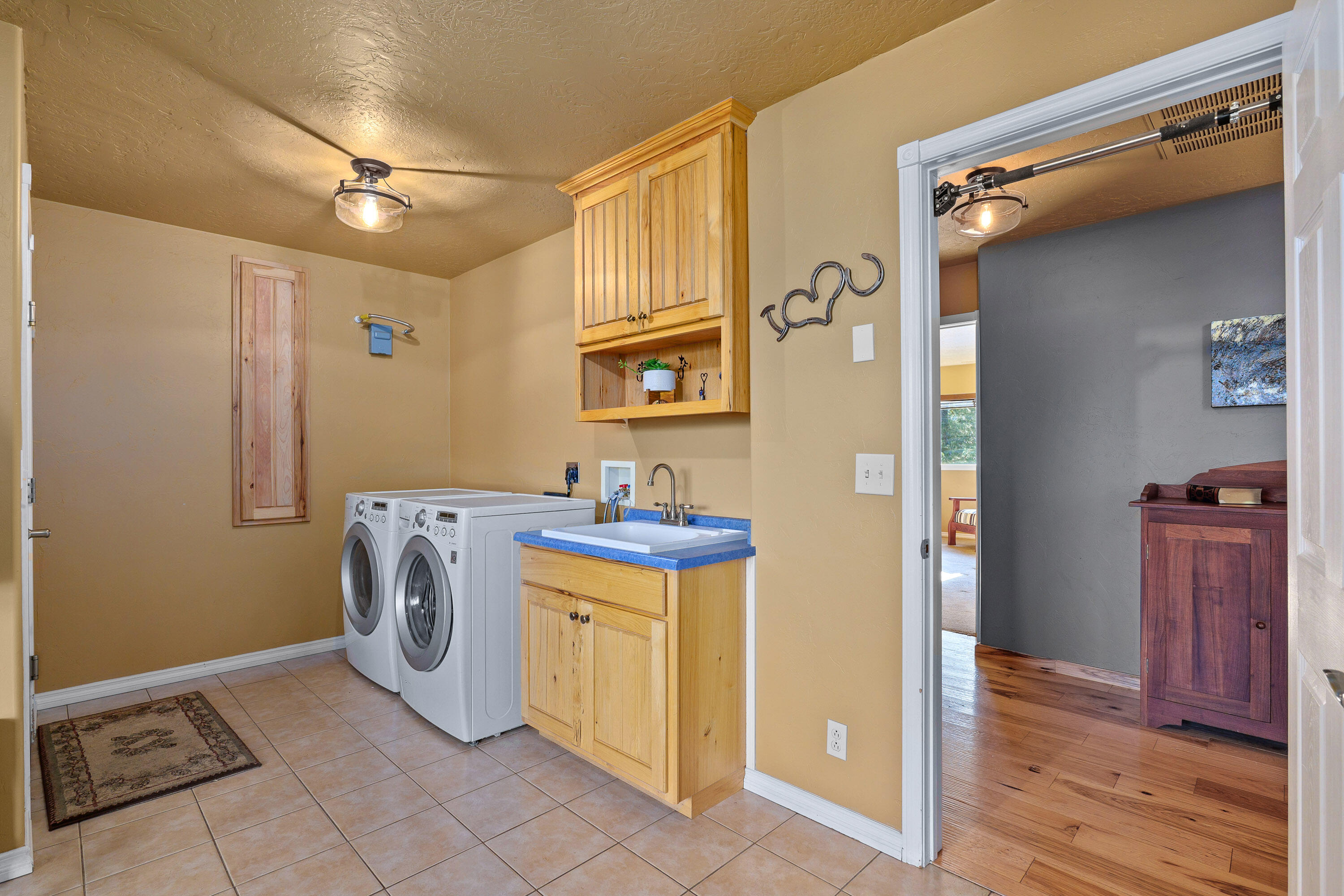 536 Ragsdale Road Trail, OR 97541 - Photo 33 of 67 a view of kitchen with refrigerator and wooden floor