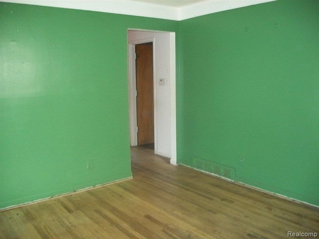 450 Longfellow Inkster, MI 48141 - Photo 20 of 21 living room.JPG