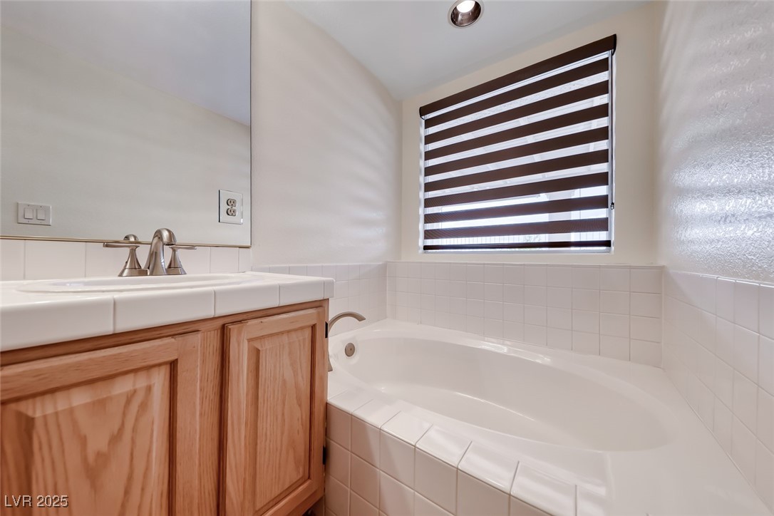 386 Nassau Way Boulder City, NV 89005 - Photo 27 of 44 Bathroom with vanity and a garden tub