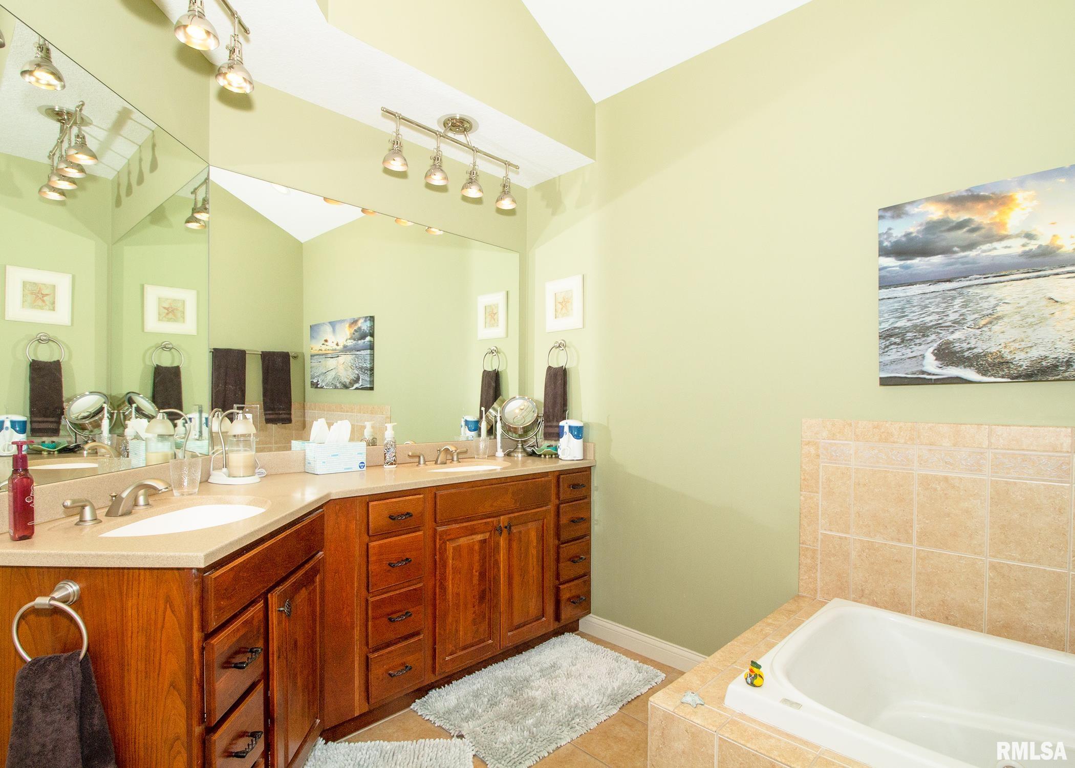 4036 River Drive, Unit 4D Moline, IL 61265 - Photo 17 of 25