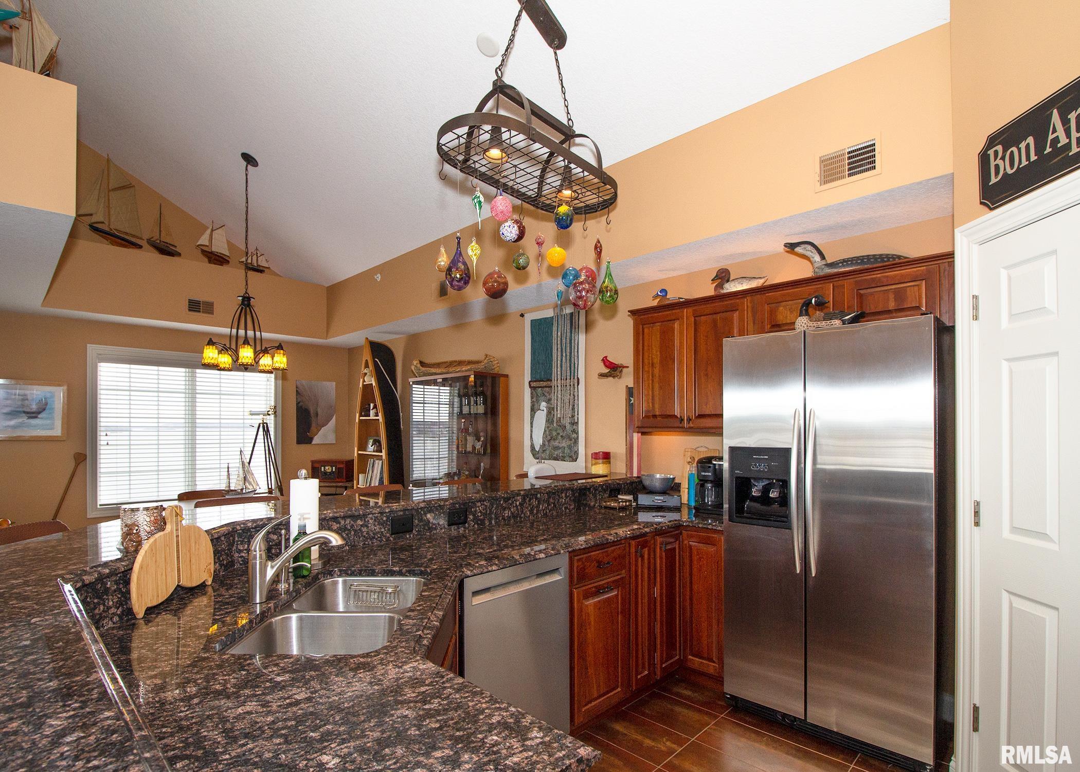 4036 River Drive, Unit 4D Moline, IL 61265 - Photo 4 of 25