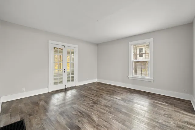 $2,000 | 415 Dean Street, Unit 1, Woodstock, IL 60098