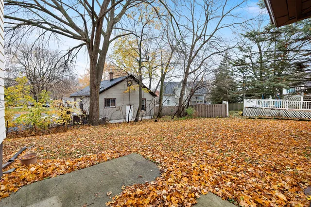 $2,000 | 415 Dean Street, Unit 1, Woodstock, IL 60098