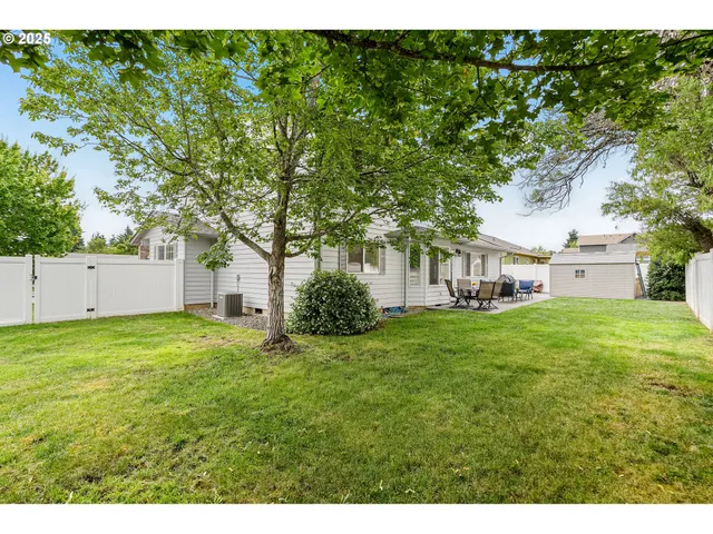 a view of a house with backyard and garden