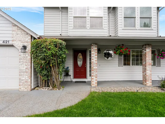 a view of front of a house with a yard