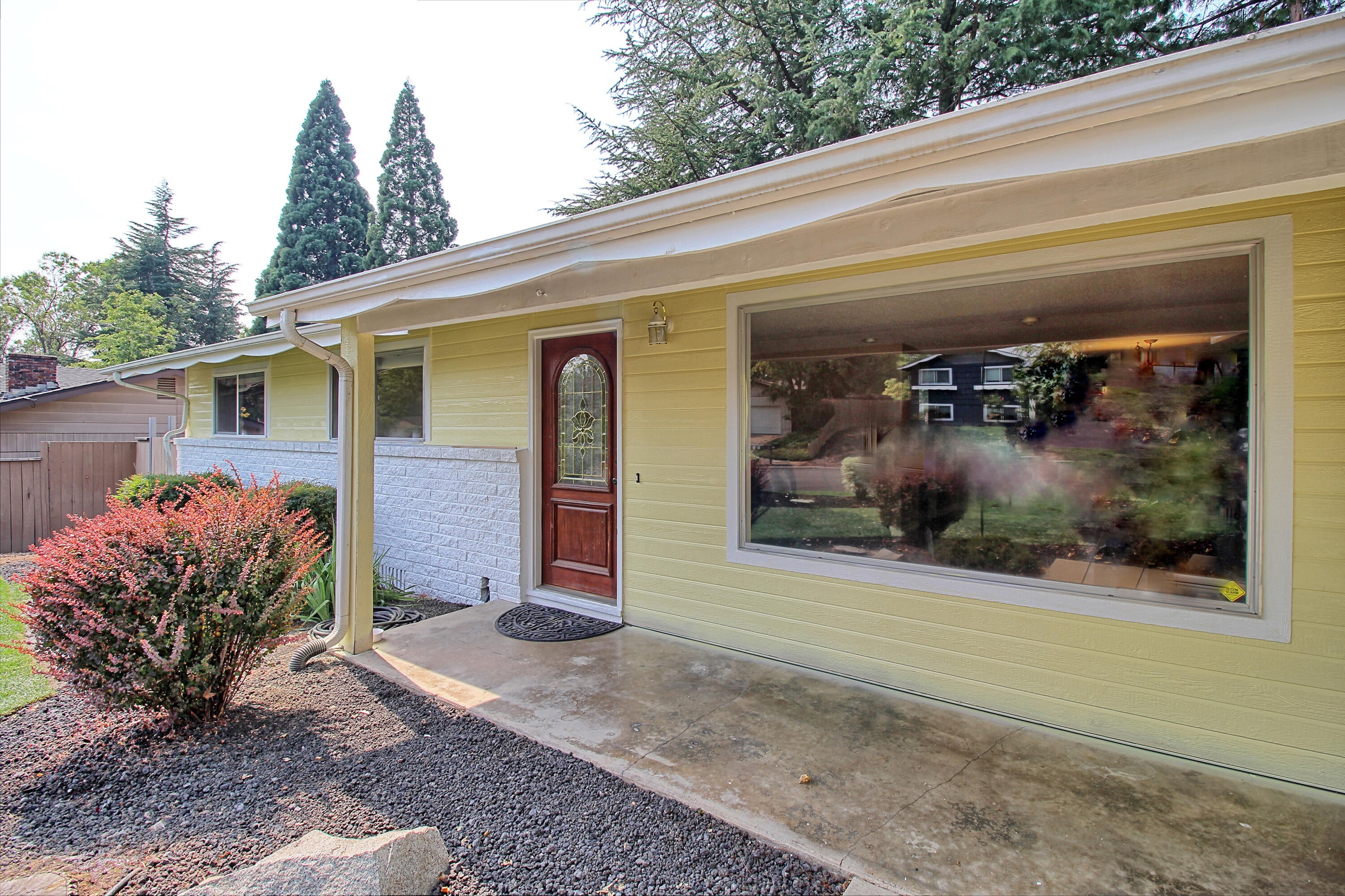 1912 Crestbrook Road Medford, OR 97504 - Photo 4 of 36 CrestbrookPorcha
