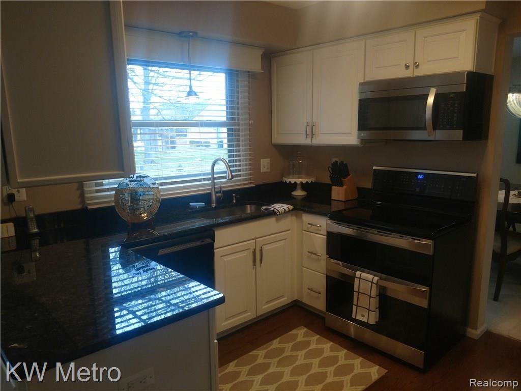 35383 Glengary Circle Farmington Hills, MI 48331 - Photo 2 of 14