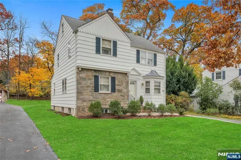 a view of a house with backyard