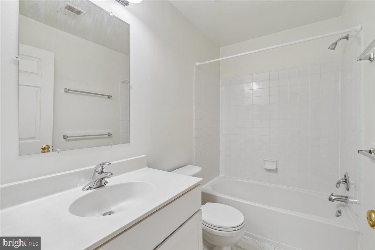 11516 Clairmont View Way Silver Spring, MD 20902 - Photo 21 of 34 Bedroom level full bathroom