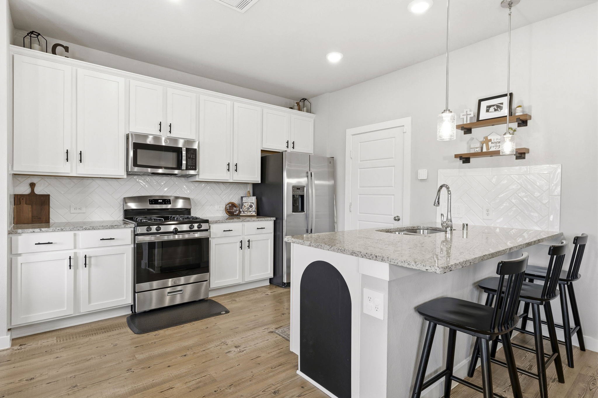 17696 Tree Of Heaven Conroe, TX 77385 - Photo 10 of 32 The gas range, peninsula with extra seating and pendants add the to appeal.