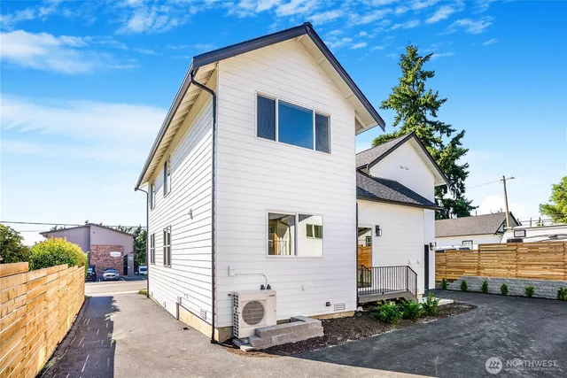 $1,095,000 | 325 J Avenue, Unit A, Snohomish, WA 98290