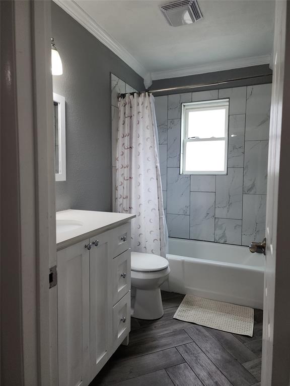 1714 Laurel Road Gainesville, TX 76240 - Photo 8 of 11 Full hallway bathroom