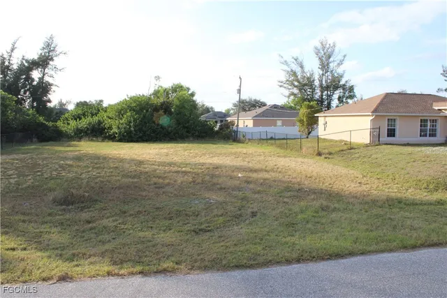 a view of big yard in front of house