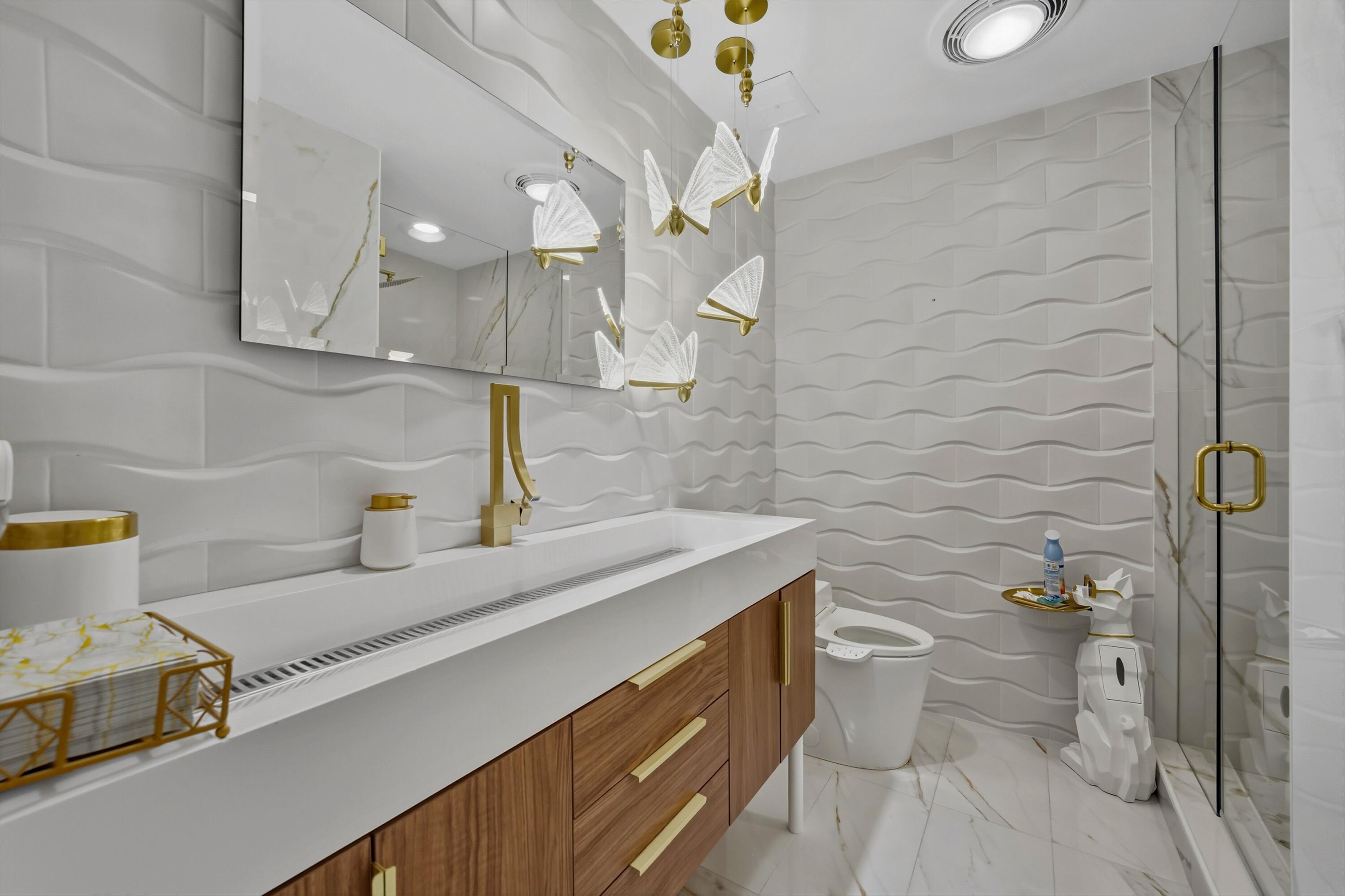 899 Island Drive, Unit 509 Rancho Mirage, CA 92270 - Photo 19 of 32 a bathroom with a sink a toilet and mirror