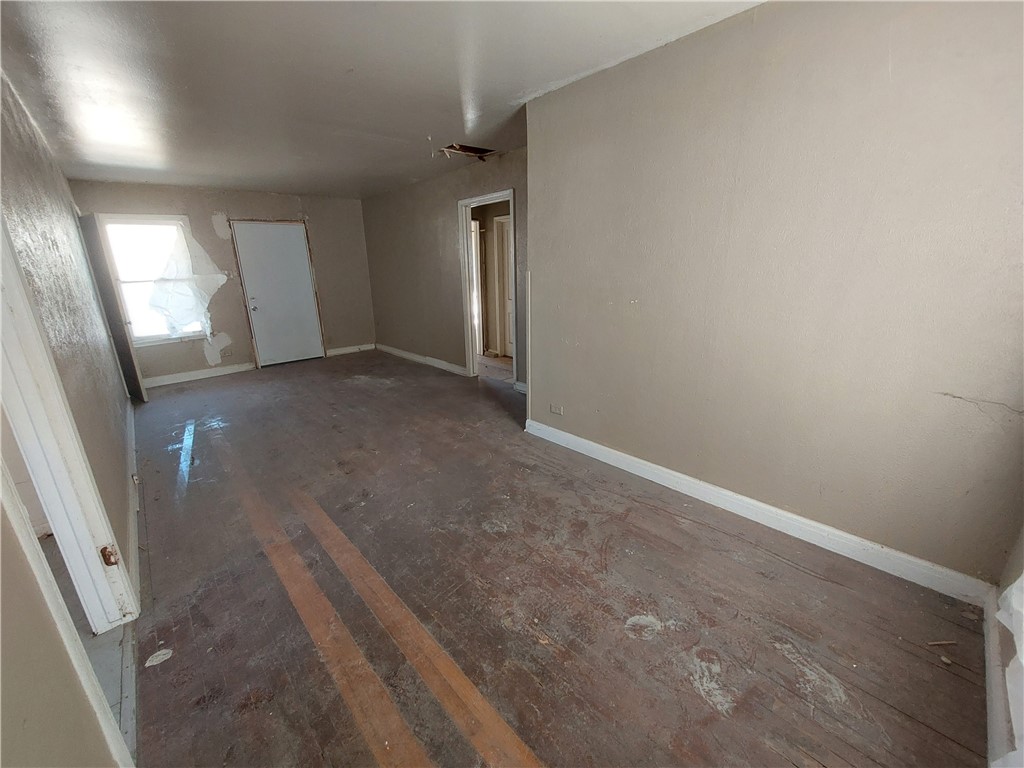 1731 15th Street Corpus Christi, TX 78404 - Photo 14 of 20 an empty room with windows