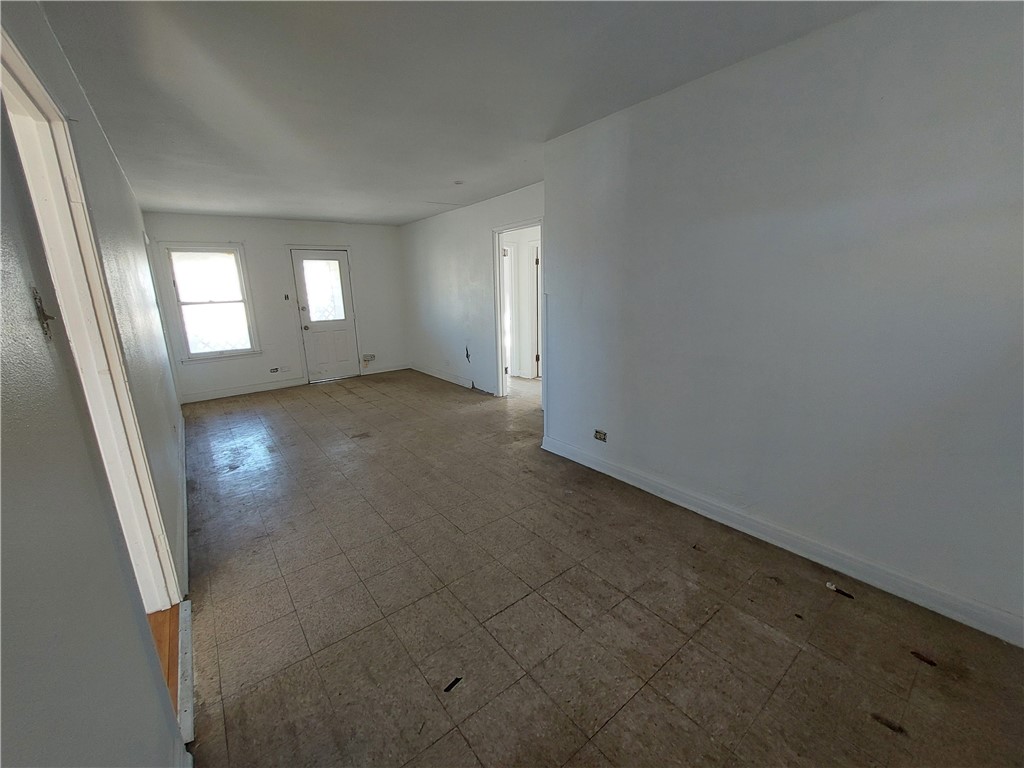 1731 15th Street Corpus Christi, TX 78404 - Photo 8 of 20 an empty room with windows