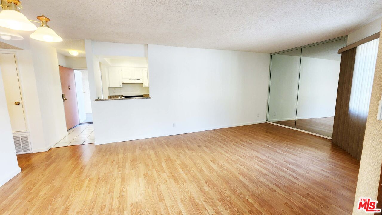 1425 West 12th Street, Unit 161 Los Angeles, CA 90015 - Photo 12 of 19 a view of a big room with wooden floor and windows
