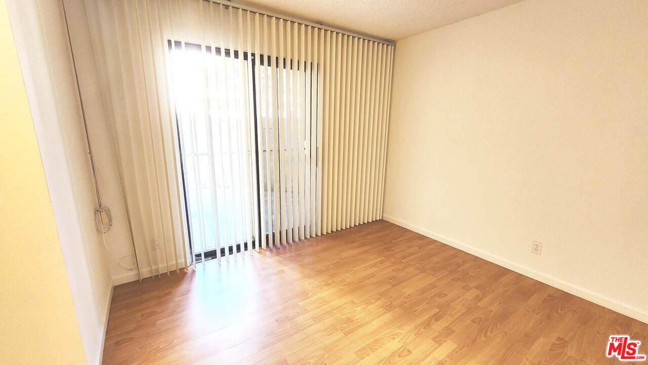 1425 West 12th Street, Unit 161 Los Angeles, CA 90015 - Photo 7 of 19 a view of a room with wooden floor and a window