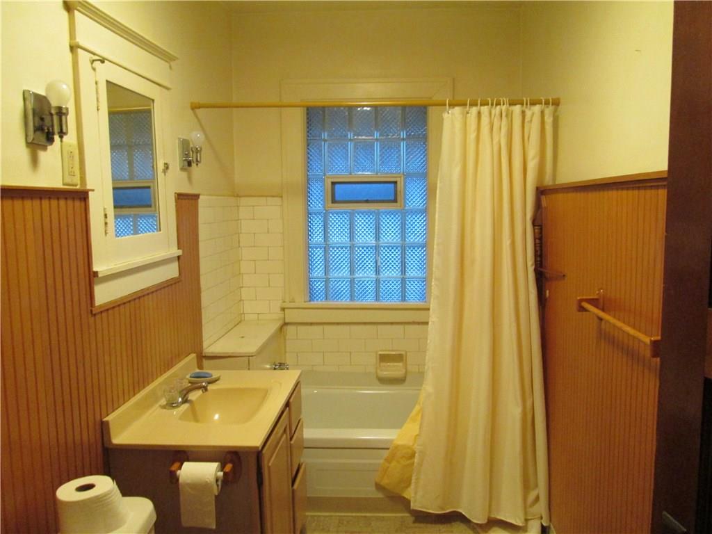 396 Virginia Avenue Rochester, PA 15074 - Photo 13 of 14 Upper level bath